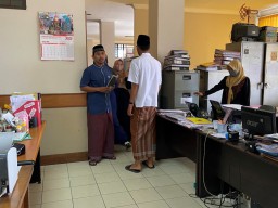 ASN di Lingkungan Pemkab Ponorogo Berdandan Ala Santri Saat Bekerja