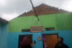 Puting Beliung Menerjang, Atap Rumah Beterbangan, Warga Berlarian