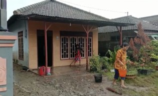Banjir di Blitar Mulai Surut, Warga Bersih-bersih Rumah