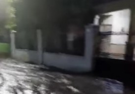 Hujan Deras Bikin Jalan Mendadak Seperti Sungai dan Banyak Pengendara Terjatuh
