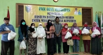 Tak Dapat BLT BBM, Warga Miskin di Jombang Terima Bantuan Sembako dari Desa