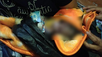 Bayi Laki-laki Berlumuran Darah Ditemukan dalam Tas Kresek Depan Kos