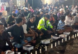 Disambut Hangat Aremania, Rombongan Bonek Tabur Bunga di Gate 13 Kanjuruhan
