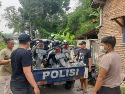 Penjudi Sabung Ayam Terbirit-birit Saat Digerebek Polisi, 9 Motor Ditinggalkan