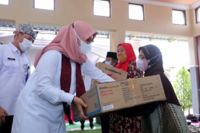 Bupati Ipuk Bagikan Alat Usaha untuk Ribuan Warga saat Festival Kanggo Riko