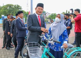 Bupati Lamongan Beri Penghargaan Pelajar Berprestasi Tingkat Nasional