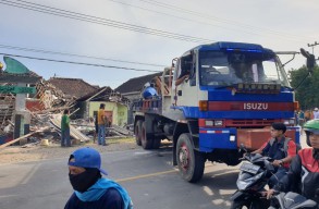 Bus Pariwisata Tabrak Dua Rumah, 8 Orang Terluka