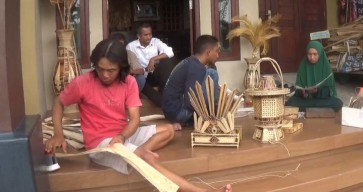 Menengok Warga Jombang Meraup Cuan dari Kerajinan Daun Pandan Berduri