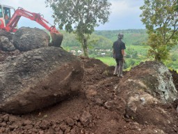Antisipasi Longsor, BPBD Jombang Evakuasi Batu di Lereng Bukit