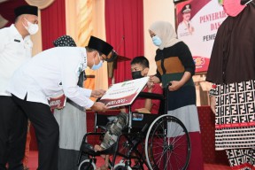 Gus Ipul Salurkan Bantuan Warga Kurang Mampu dari Beragam Kelompok