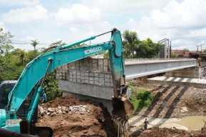 Mas Dhito Minta Pembangunan Jembatan Ngadi di Mojo, Kediri Terus Dievaluasi