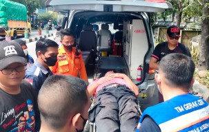 Kofifah Kecelakaan di Jalan Kedung Cowek Surabaya, Kepalanya Terluka