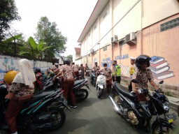 Polisi Lakukan Ini saat Pergoki Siswa SMP Naik Motor ke Sekolah