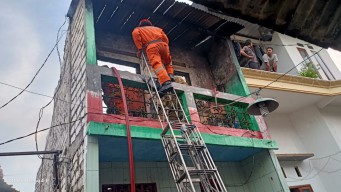 Rumah Dua Lantai Terbakar, 10 Mobil Damkar Dikerahkan