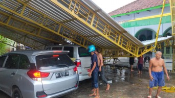 Puluhan Rumah Rusak Diterjang Hujan Angin Disertai Es