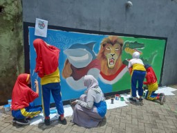 Siswa SD di Surabaya Dukung Persaudaraan Bonek-Aremania Pascatragedi Kanjuruhan