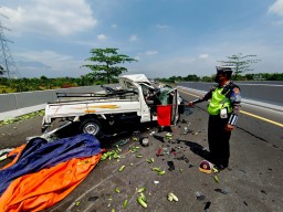 Pikap Ringsek Tabrak Guardrail Jalan Tol, Satu Penumpang Tewas
