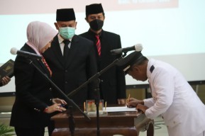 Wali Kota Batu Dewanti Rumpoko Lantik 5 Kepala Desa Terpilih, Ini Pesannya