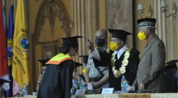 956 Wisudawan Ubhara Surabaya Diminta Terapkan Ilmu dan Keahlian dalam Bersaing