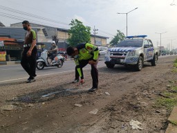 Seorang Pria Tewas di Tepi Jalan, Polisi Sita Motor Tanpa Nopol