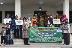Bupati Mundjidah Beri Motivasi dan Doa 14 Warga Jombang Berangkat Transmigrasi