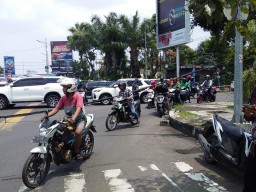 Kabel Melintang Halangi Lalu Lintas Depan Marvel Ngagel, Hat-hati Rek..