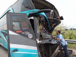Bus Tabrak Truk di Tol Jombang, 1 Orang Dikabarkan Tewas