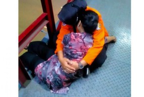 Petugas BPBD Gagalkan Percobaan Bunuh Diri Wanita NTT di JPO A Yani Surabaya