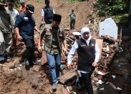 Khofifah Siapkan Lahan Relokasi untuk Warga Terdampak Longsor di Trenggalek