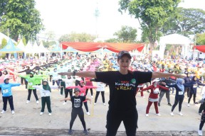 Ingin Kotanya Bersih, Gus Ipul Ajak Warga Senam Pasuruan Resik