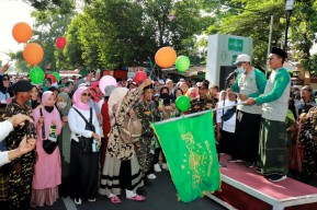 Puncak Hari Santri di Kota Pasuruan, Gus Ipul Jalan Sehat Sarungan Bareng Warga