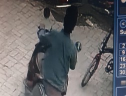 Maling Berpeci Gondol Motor Honda Scoopy saat Pemiliknya Tidur Siang