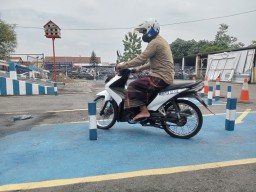 Ujian Praktik SIM C di Samsat Jombang Pakai Sarung, Lulus gak ya?