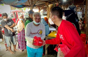 BIN Bagikan Ratusan Paket Vitamin untuk Jaga Kondisi Kesehatan Warga Gresik