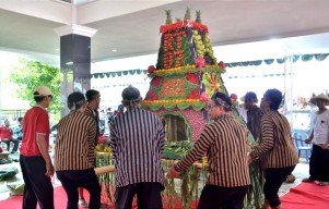 Puluhan Gunungan Meriahkan Sedekah Bumi di Setro, Gresik