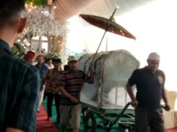 Viral Video Iring-iringan Pengantar Jenazah Melewati Tenda Pernikahan