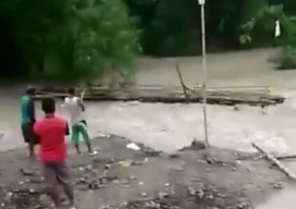 Jembatan Darurat Penghubung Beberapa Dusun di Bojonegoro Hanyut Tersapu Banjir