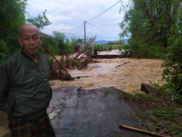 Jembatan Sepanjang 20 Meter Penghubung 2 Desa Hanyut Terbawa Arus Banjir