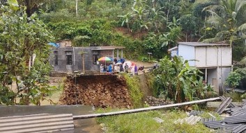 Jembatan Penghubung Putus karena Hujan Semalam, Warga Desa Ini Terisolir