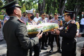 Kapolres Beri Kejutan untuk Kodim 0827 di Peringatan HUT ke-77 TNI