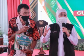Kisah Gubernur Khofifah Angkat Tukang Becak Jadi Pegawai Bapenda