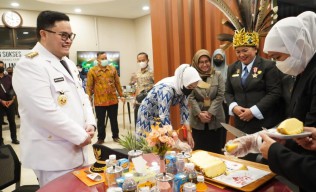 Khofifah Pamerkan Nanas Pasir Kelud, Mas Dhito Siap Kembangkan Kawasan Budidaya