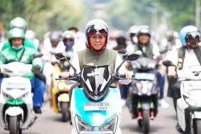 Konvoi Kendaraan Listrik di Jatim Pecahkan Rekor MURI