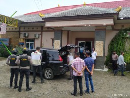 Giliran Mobil Pribadi Kepala DPMD Bangkalan Digeledah KPK