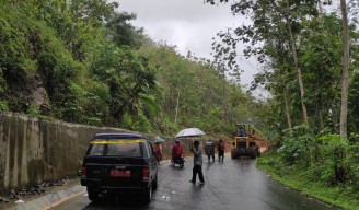 Jalur Utama Pacitan-Trenggalek Lumpuh Akibat Longsor