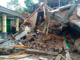 Longsor Trenggalek  Kepung Delapan Kecamatan