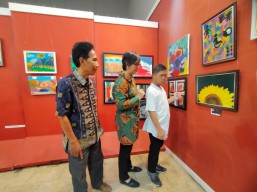 Menengok Puluhan Karya Lukis Anak 'Istimewa' di Kompleks Balai Pemuda