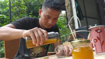 Pemuda di Jombang Raup Cuan Jutaan Rupiah dari Madu Klanceng