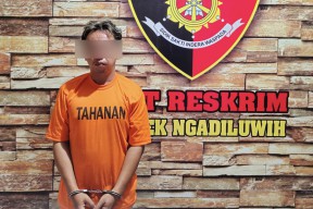 Dikepung Warga, Maling Rokok Gagal Kabur dari Atap Kios