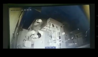 Ngece! Maling Bobol Sekolah Terekam CCTV Malah Minum Softdrink